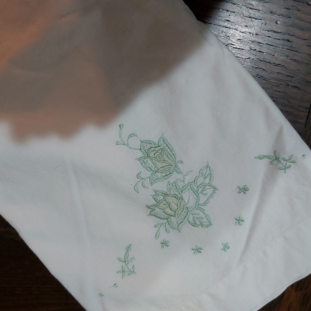 🛏EMBROIDERED  VINTAGE PILLOWCASE/B2A